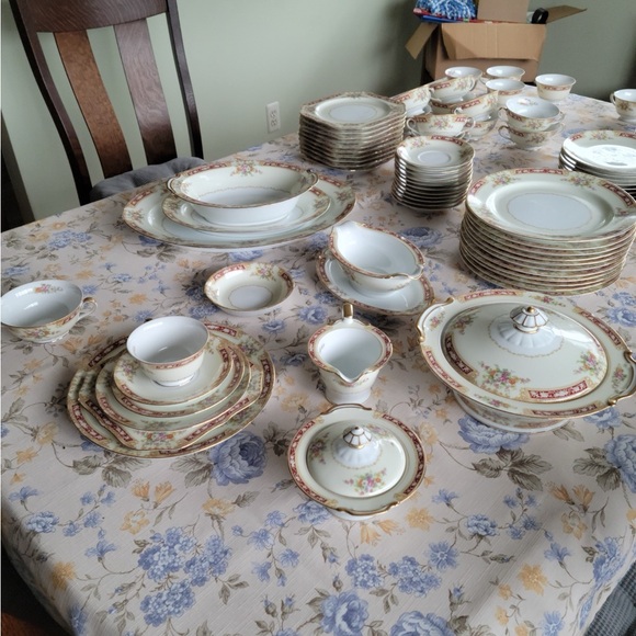 Great grandma dishes plate set for 12 only used three times - Picture 2 of 2